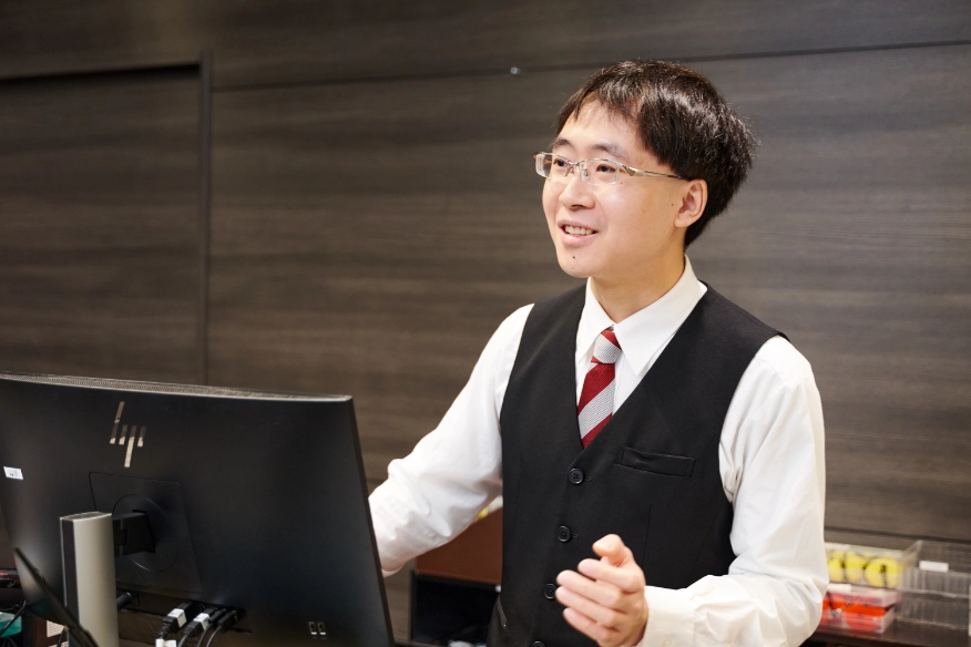 I.I.さんがチェックインの手続きを案内している様子