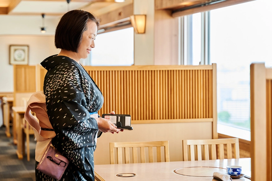 T.Y.さんが配膳をしている様子